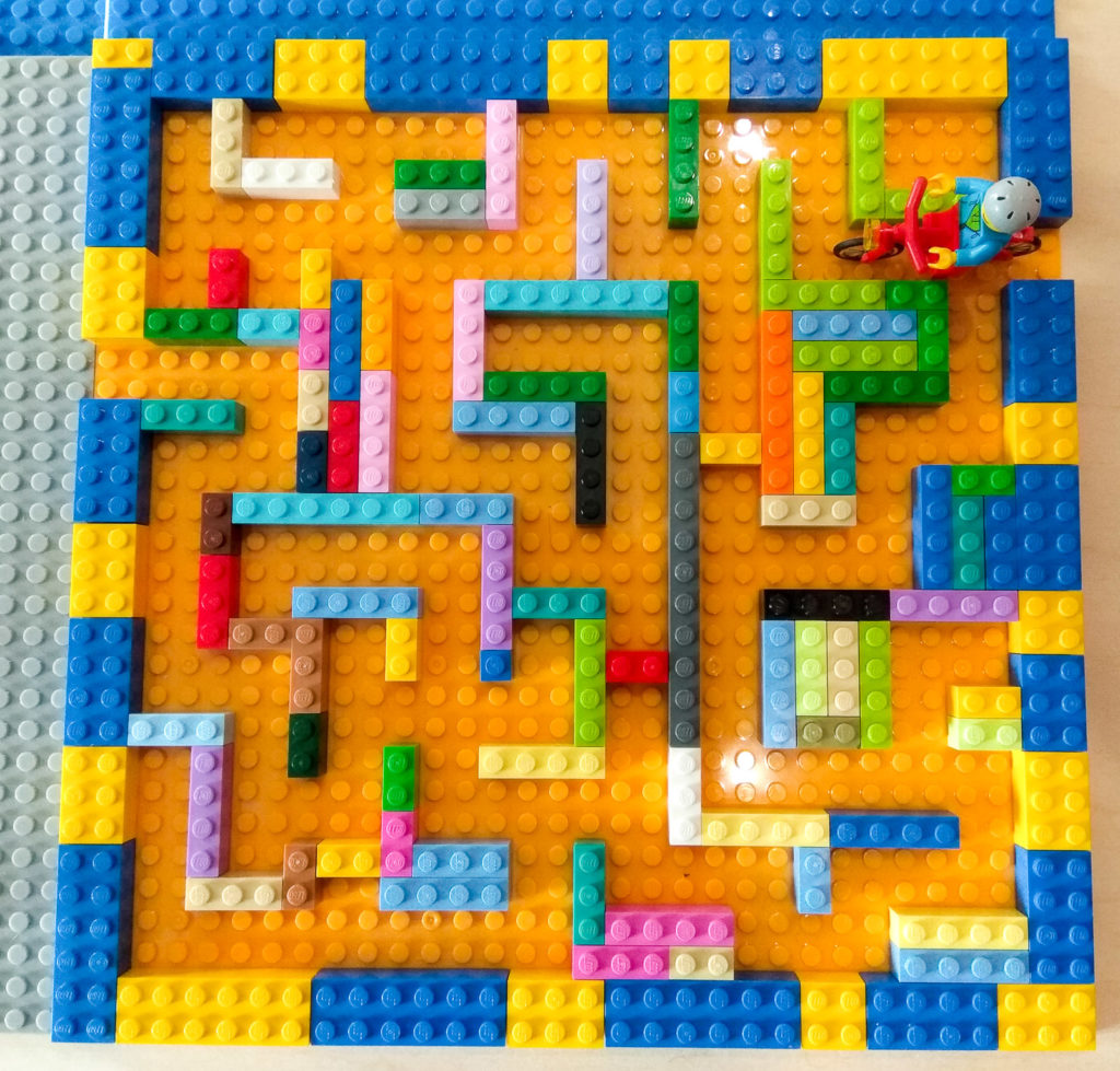 kreatywna zabawa klockami lego labirynt