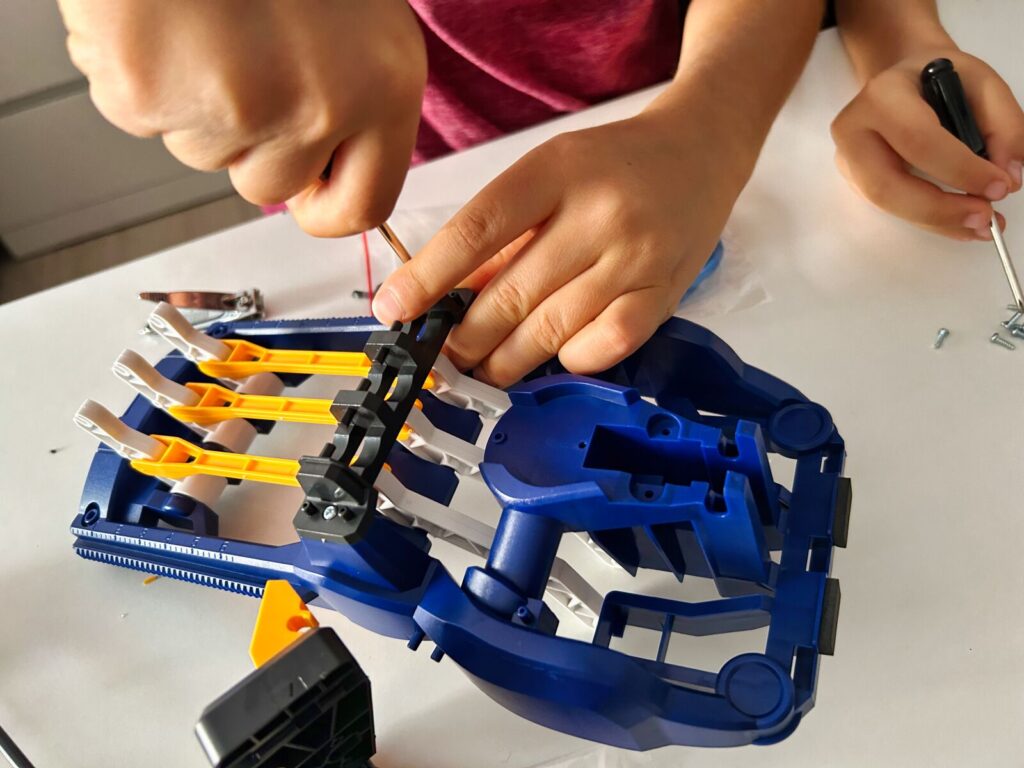 cyborg hand roboty dla dzieci (7)