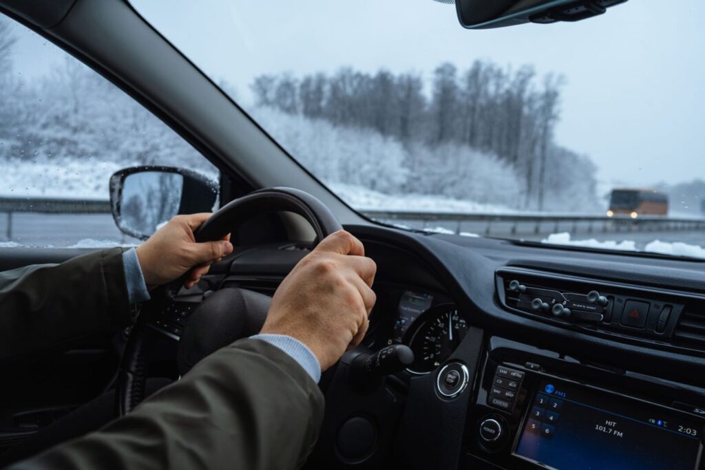 jak zmienic styl jazdy aby nie dac sie zaskoczyc sliskiej nawierzchni