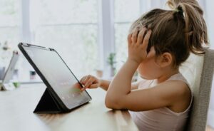 wpływ ekranów na rozwój mózgu dziecka