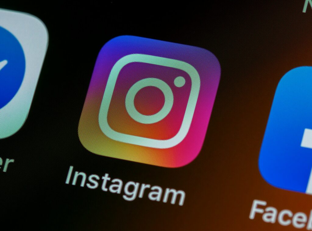 od ilu lat instagram