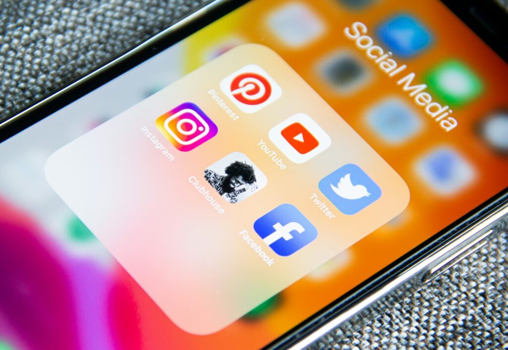 od ilu lat social media